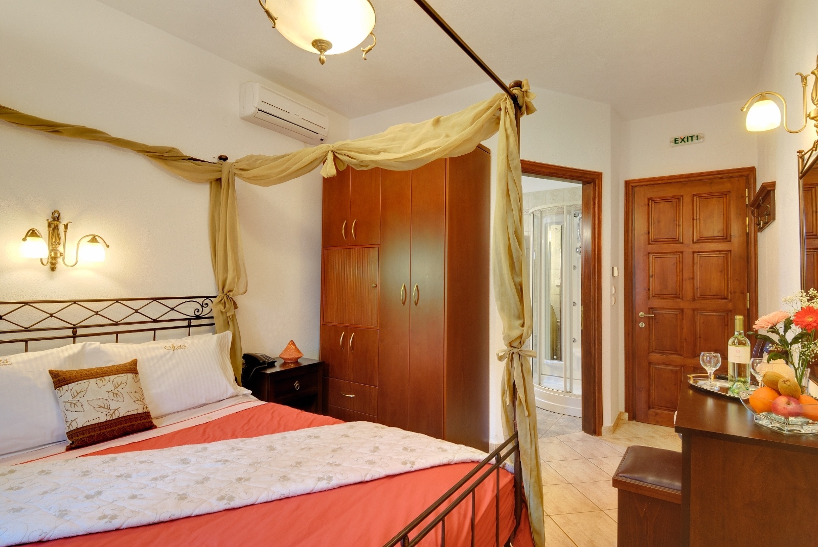 Iris-Guesthouse-soba-bračni krevet.jpg
