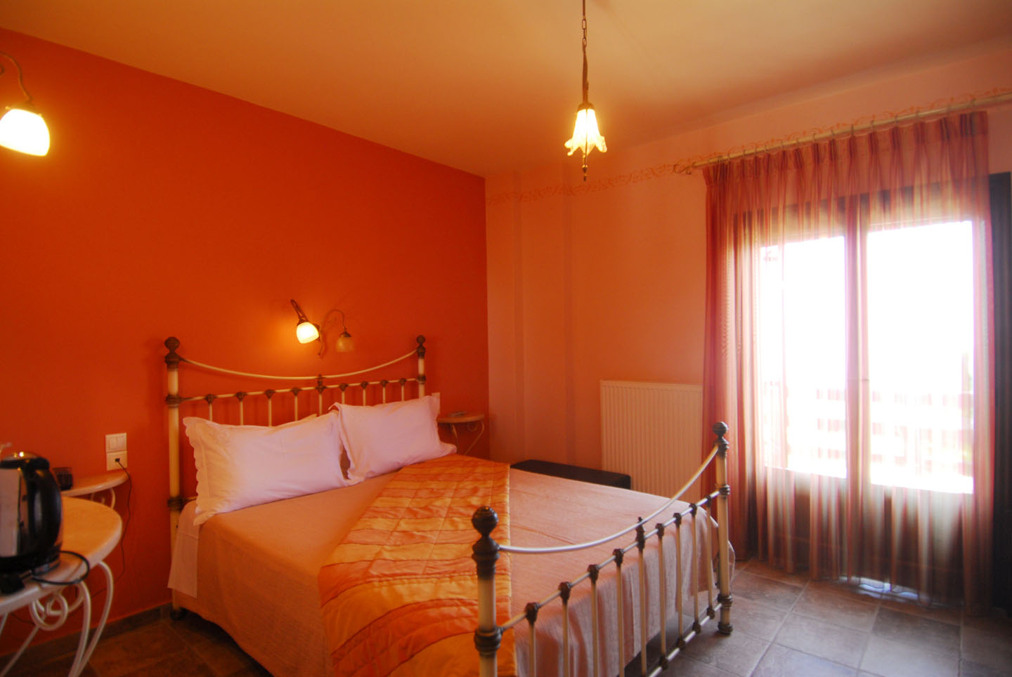 Iris-Guesthouse-svetlost-prozori.jpg