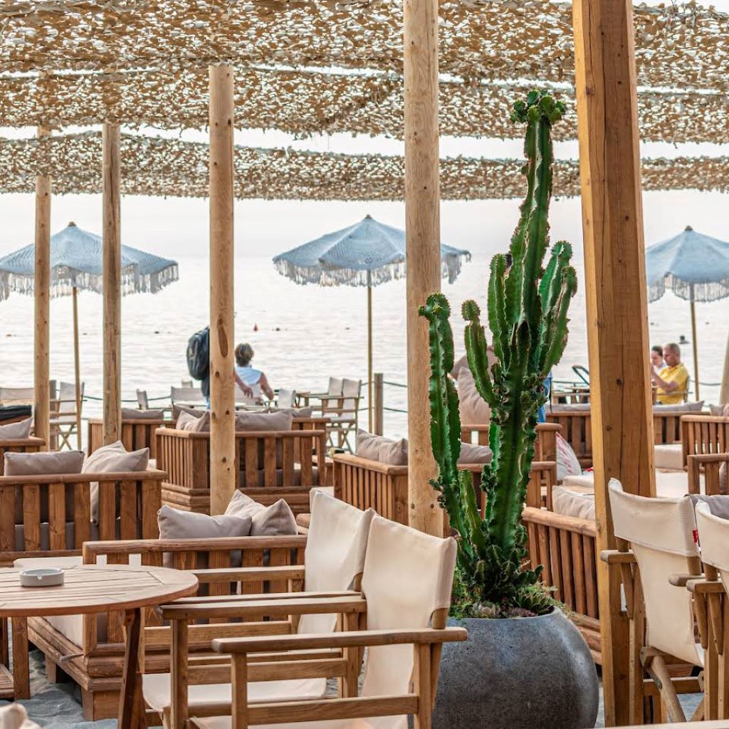 Hotel Yacht-Bar na plazi.jpg