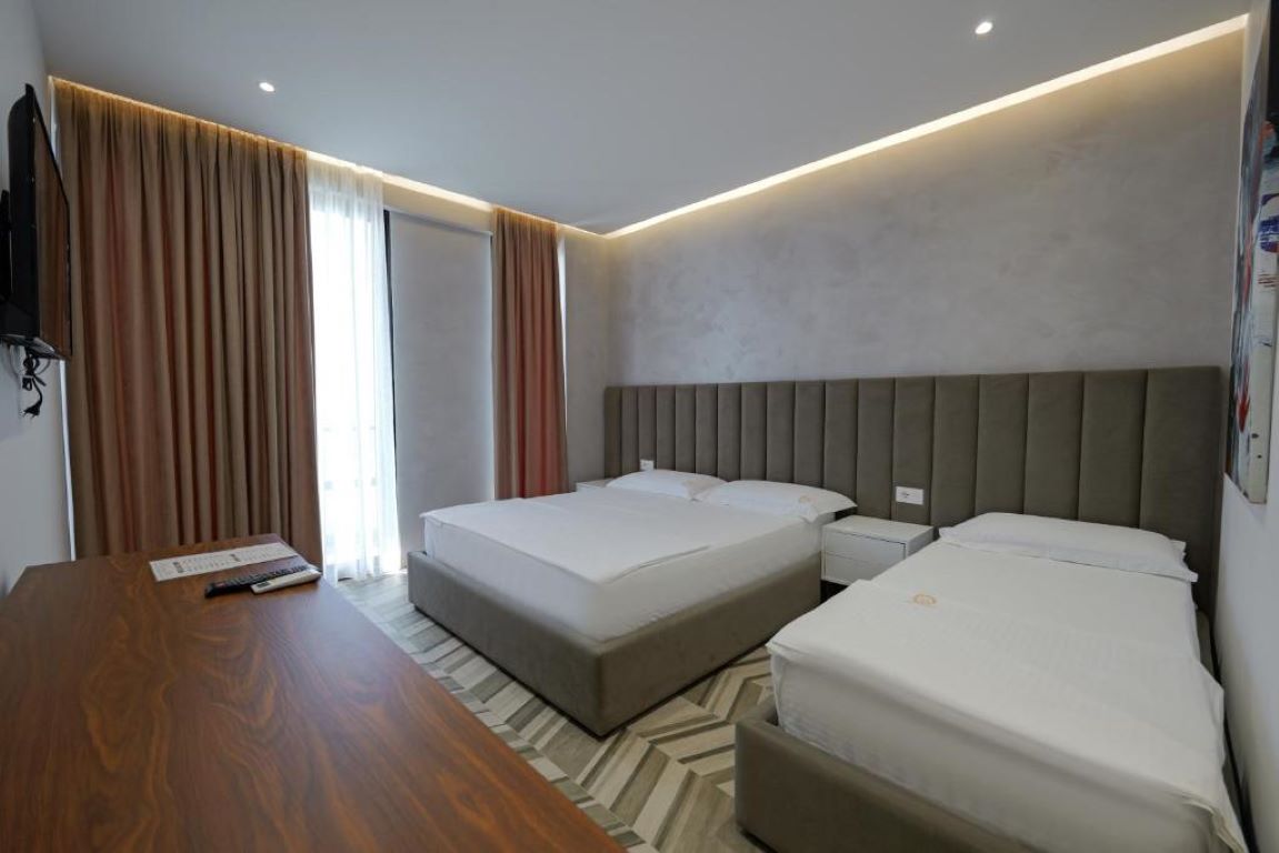 Sea & Sand Hotel-Klsicna trokrevetna soba.jpg