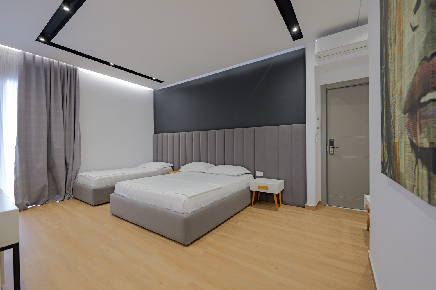 Sea & Sand Hotel-Trokrevetna soba balkon.jpg