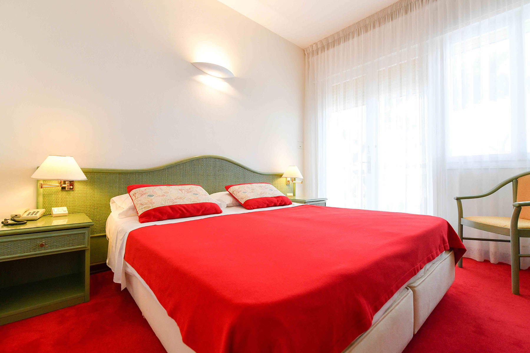 Majestic Hotel-Standardna soba pogled more.jpg