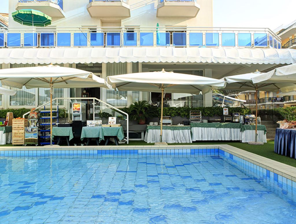 Croce di Malta Hotel-Bar pored bazena.jpg