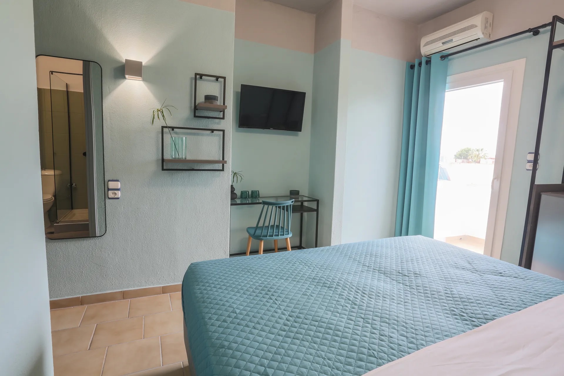 Joya Ofrynio Stylish Suites-Deluxe soba.jpg