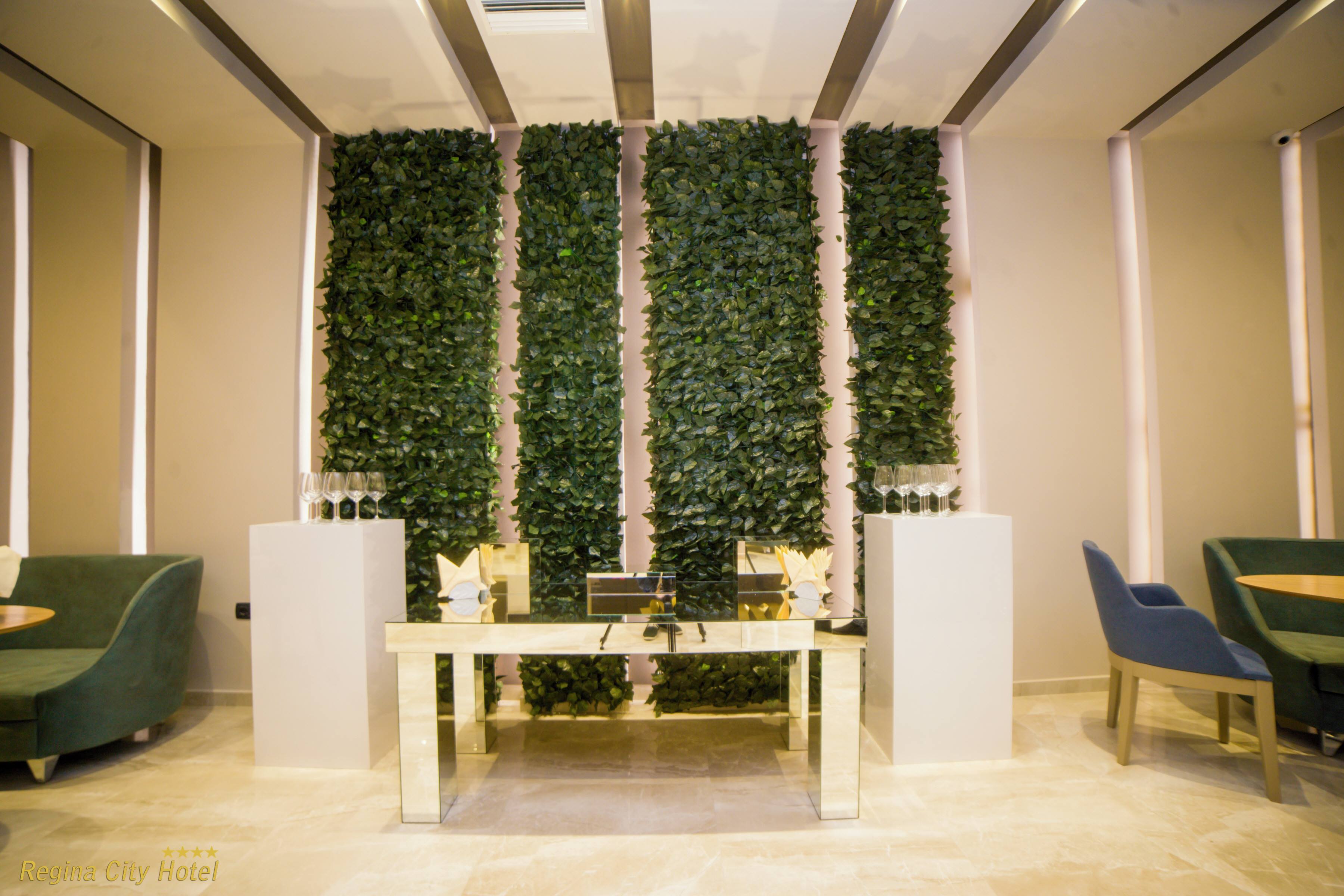 Hotel Regina City-Lobby.jpg