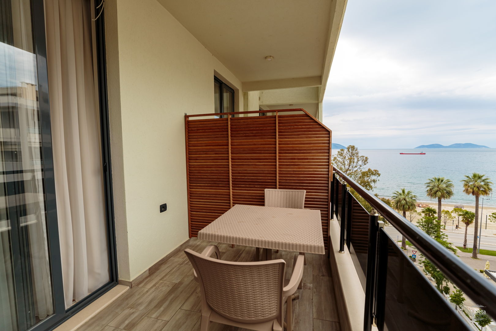 Hotel Regina City-Pogled na plazu.jpg