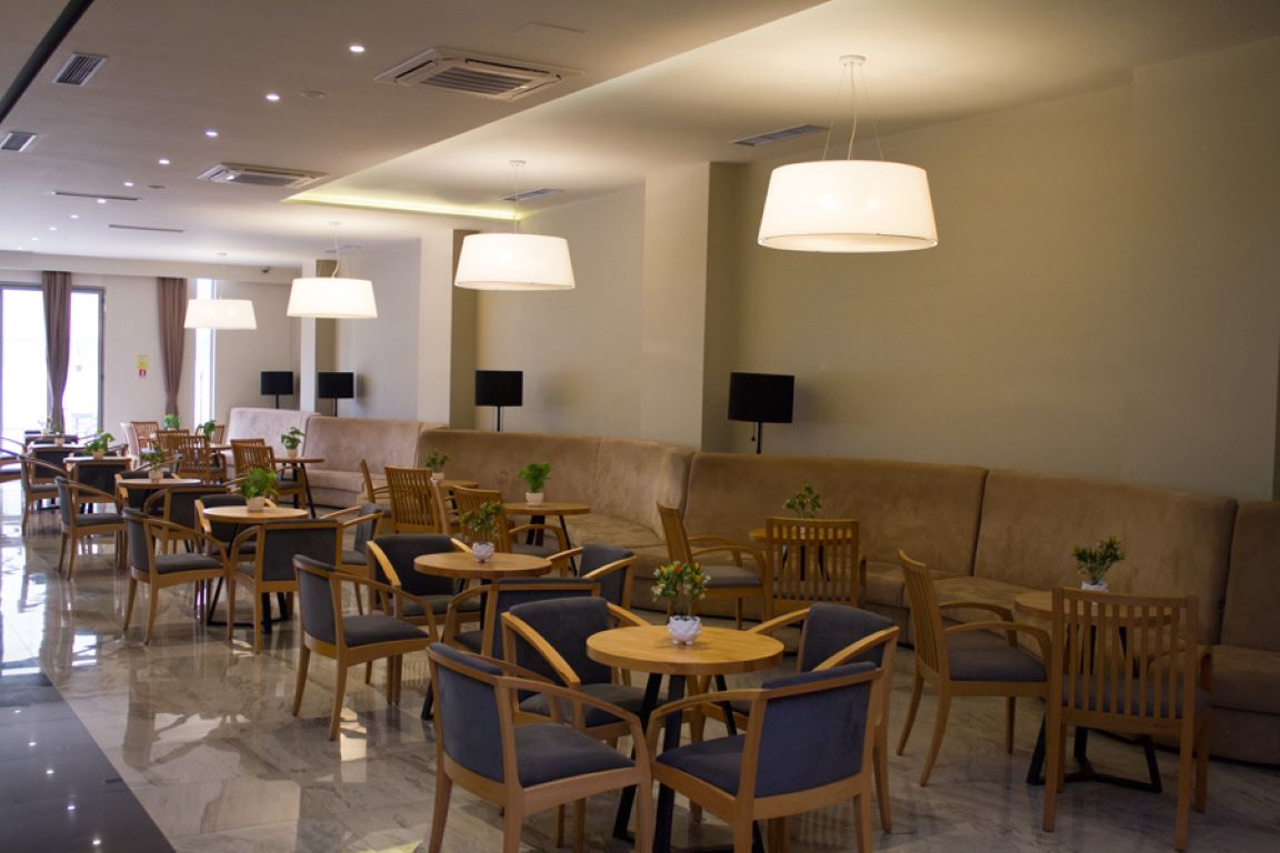 Horizont Hotel-Lobby bar.jpg