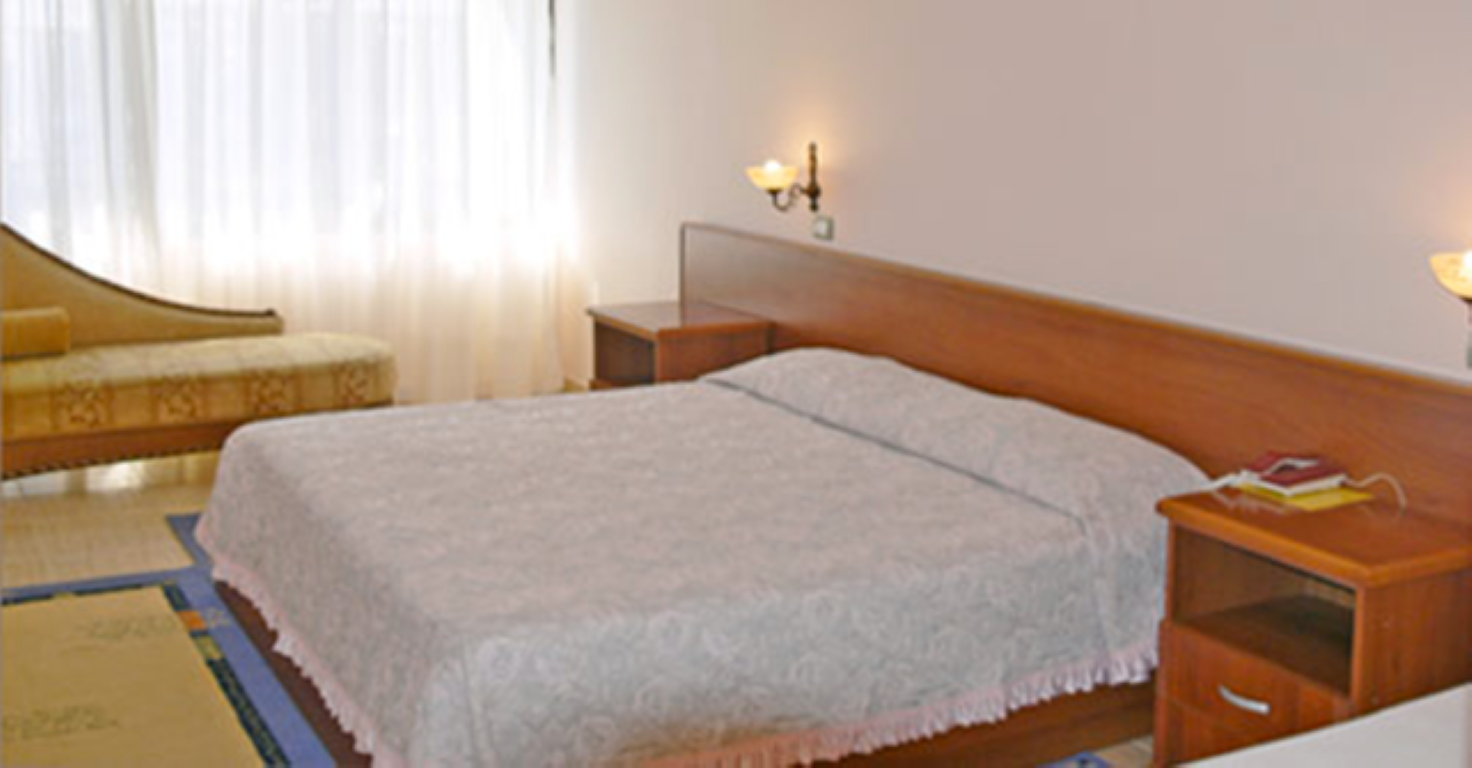 Hotel Akropoli-Trokrevetna soba.png