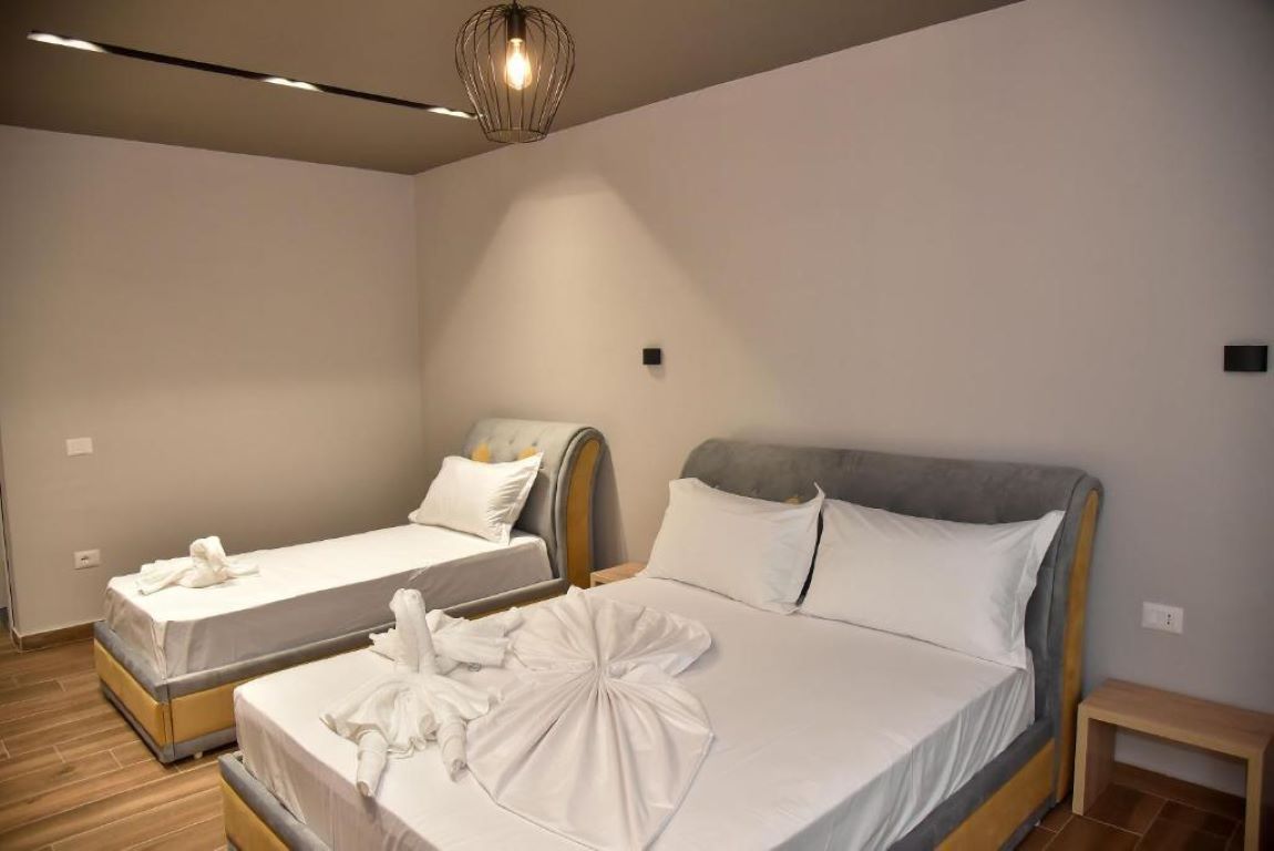 Hotel Lubjana-Trokrevetna soba.jpg