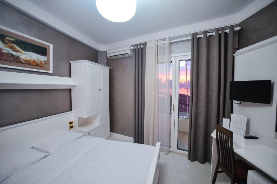 Hotel Iliria International-Standardna soba pogled more.jpg