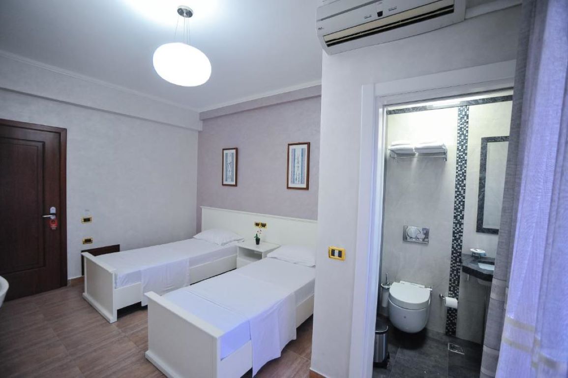 Iliria International Hotel-Standardna soba razdvojeni kreveti.jpg