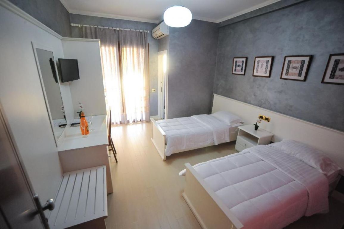 Iliria International Hotel-Trokrevetna soba.jpg