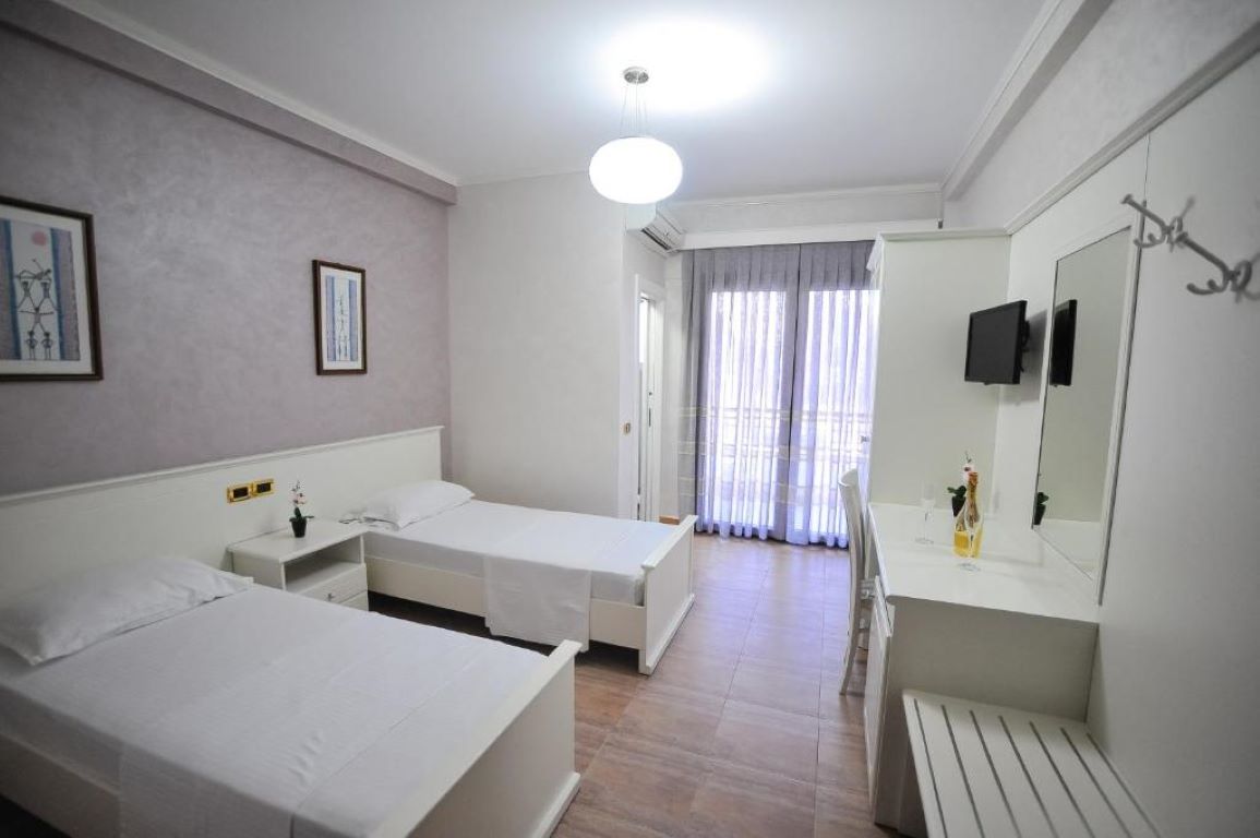 Iliria International-Standardna soba razdvojeni kreveti pogled more.jpg
