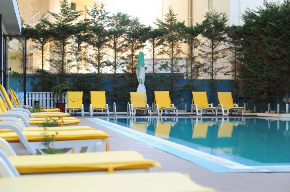 Hotel Leonardo-Oblast oko bazena.jpg