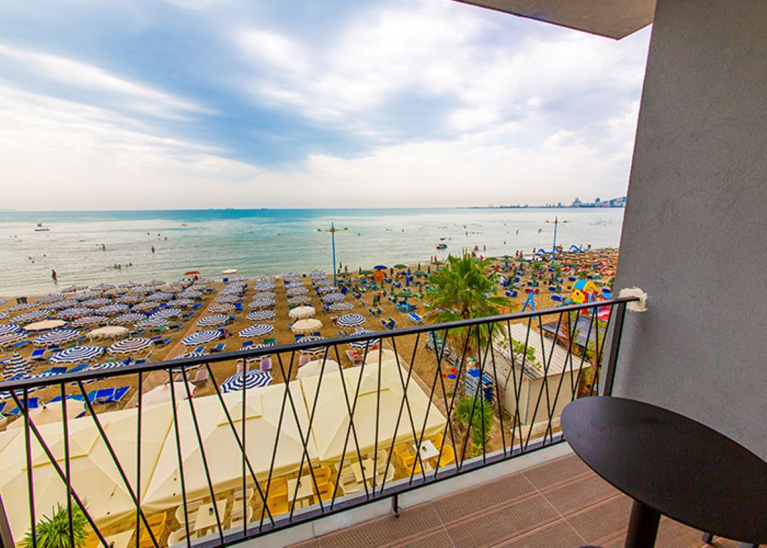 Hotel Alion-Terasa sa pogledom na more.jpg
