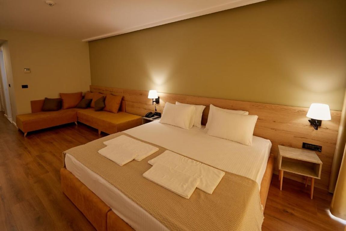 Hotel Eter-Deluxe soba pogled more.jpg