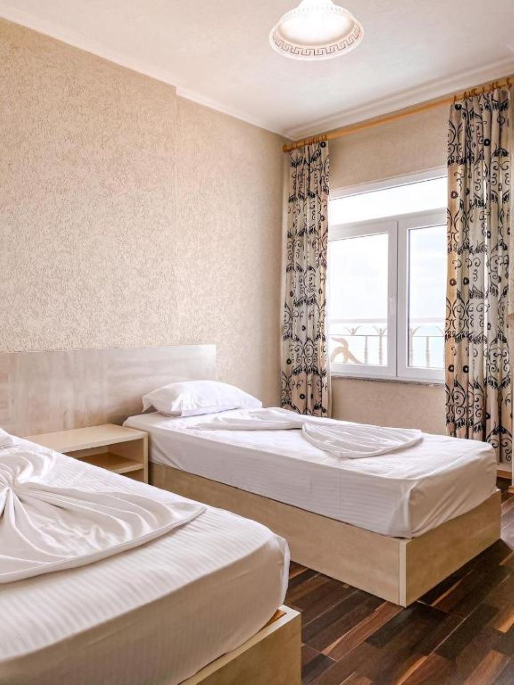Hotel Majestic-Cetvorokrevetna soba.jpg