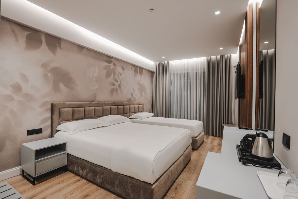 Hotel Oasis-Deluxe trokrevetna soba.jpg