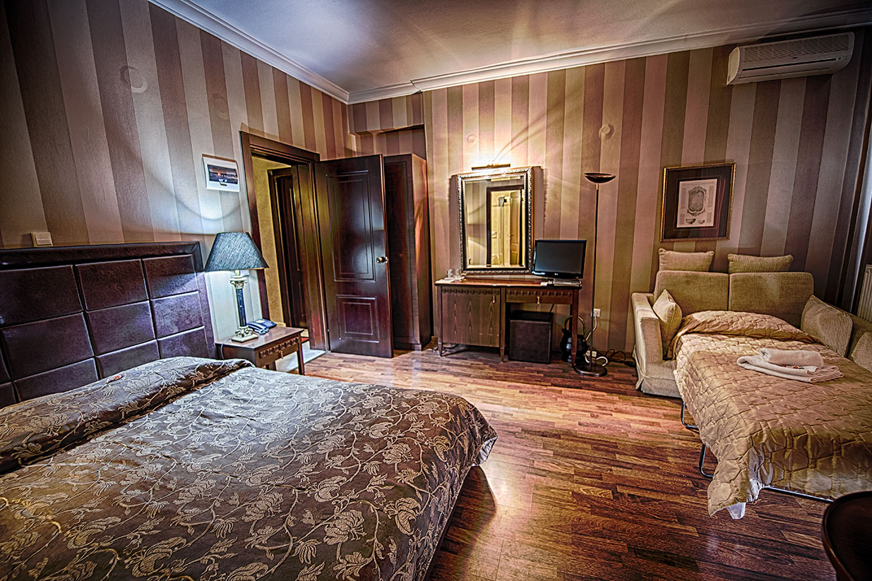 Hotel Olympus Mediterranean Boutique soba sa razvucenom sofom.jpg
