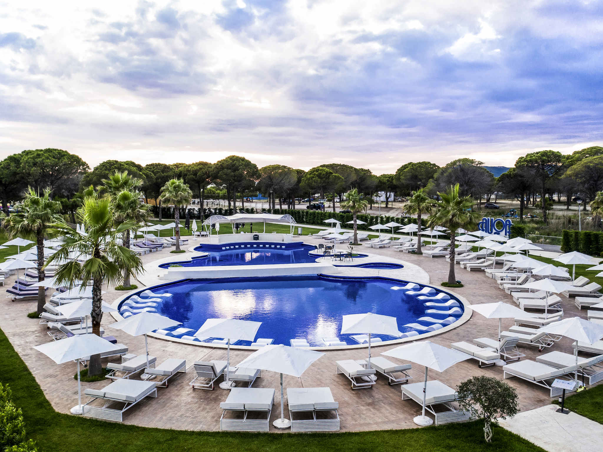 Movenpick Hotel Lales Durrez-Bazeni.jpg