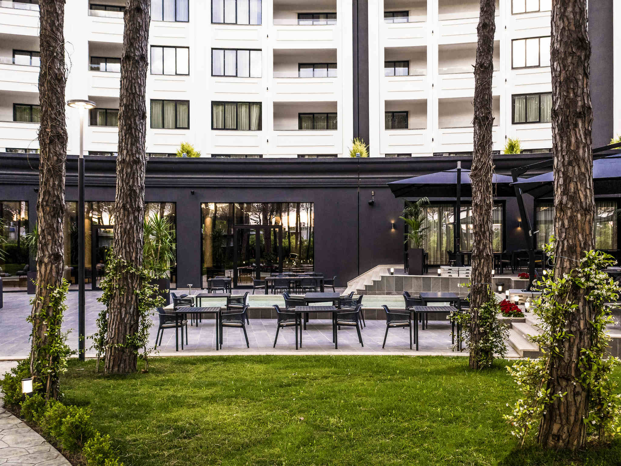 Movenpick Hotel Lalez Durres-Terasa bara.jpg
