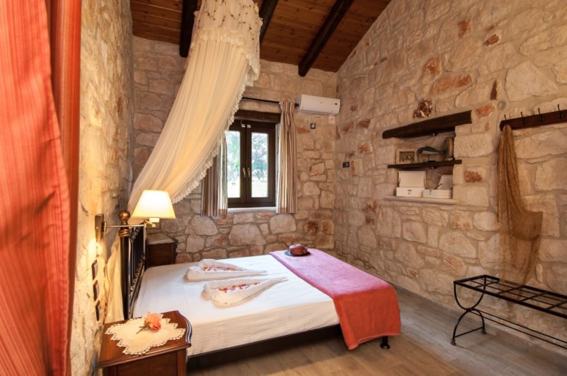 Kavos-Psarou-Vilas-levantes vila.jpg