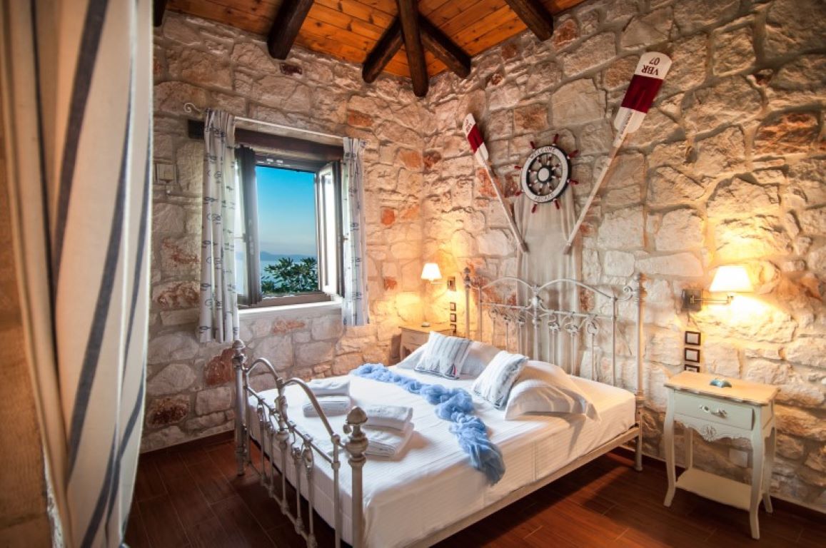 Kavos-Psarou-Villas-bračni krevet.jpg