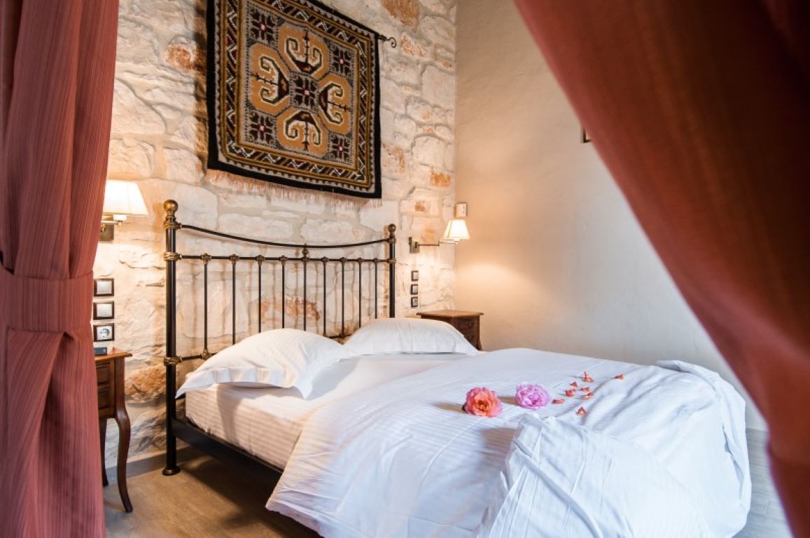 Kavos-Psarou-Villas-dario-spavaća soba.jpg