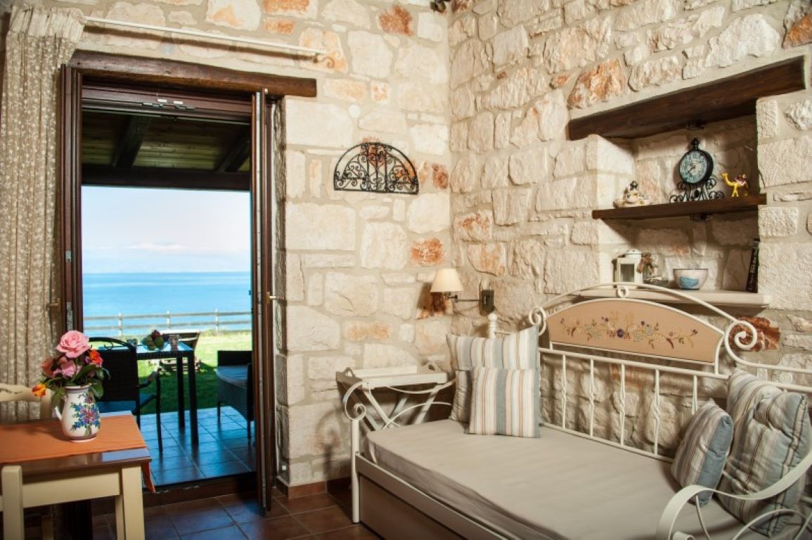 Kavos-Psarou-Villas-krevet-tzogia.jpg