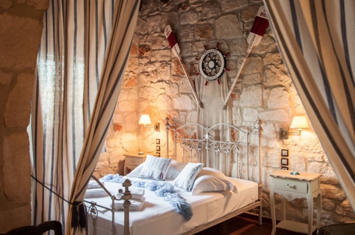 Kavos-Psarou-Villas-spavaća soba.jpg