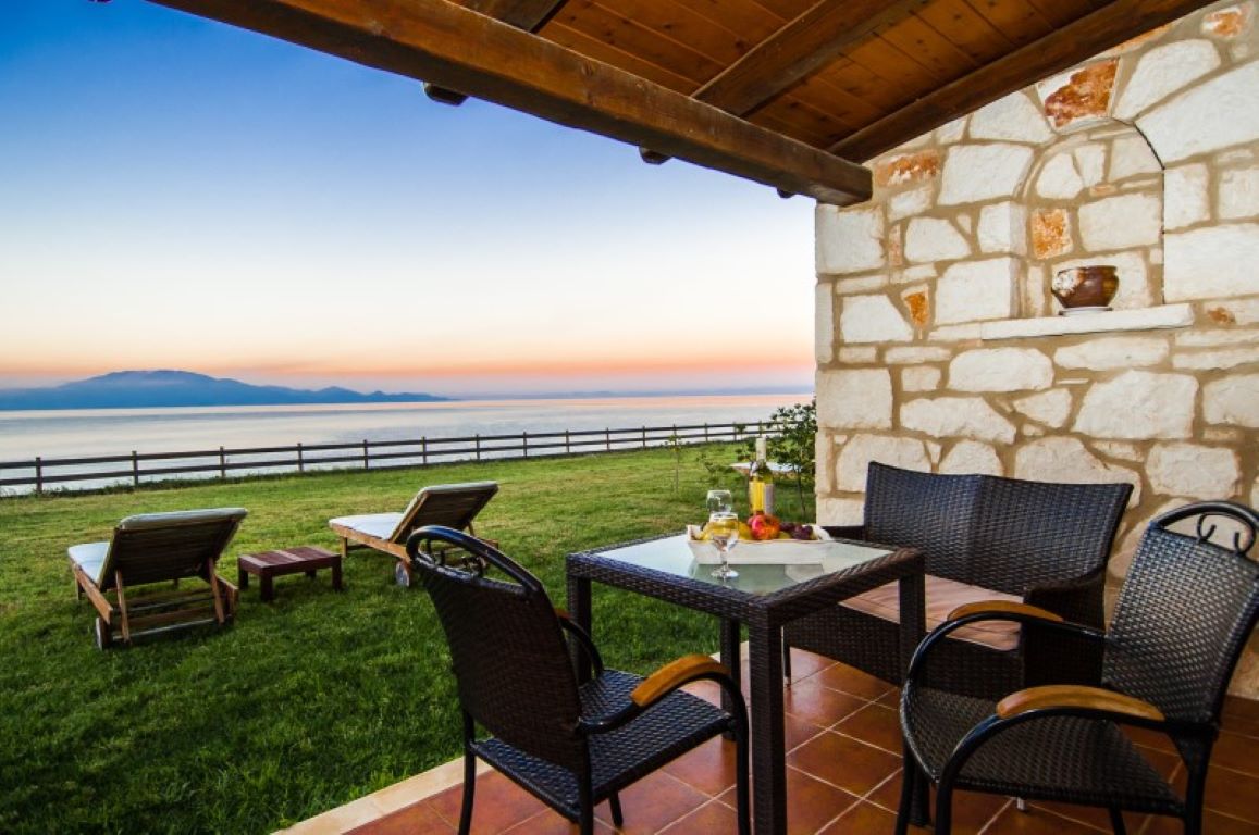 Kavos-Psarou-Villas-terasa-dvorište-pogled.jpg