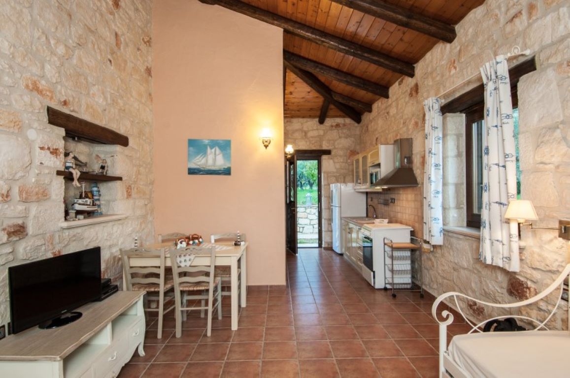 Kavos-Psarou-Villas-trpezarijski sto.jpg