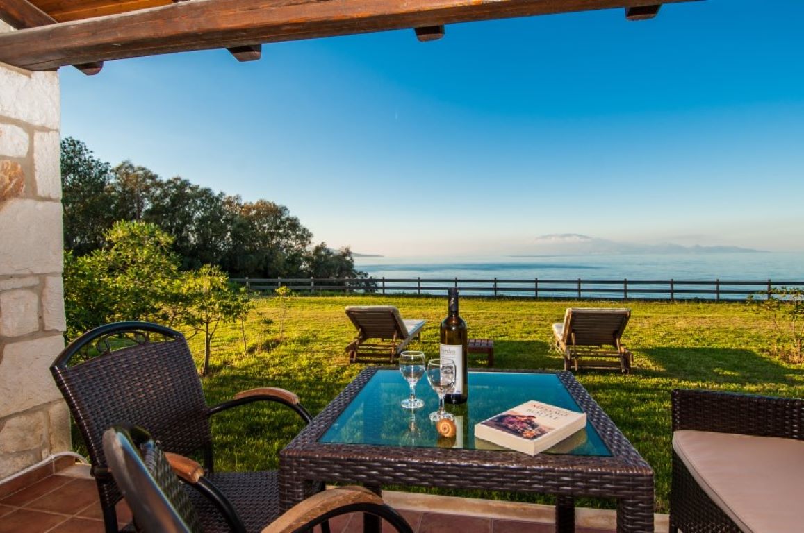 Kavos-Psarou-Villas-veranda sa pogledom.jpg