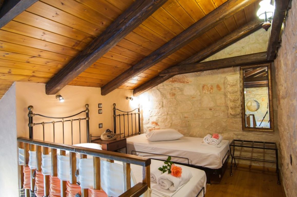 Kavos-Psarou-Villas-vila pigi-potkrovlje.jpg