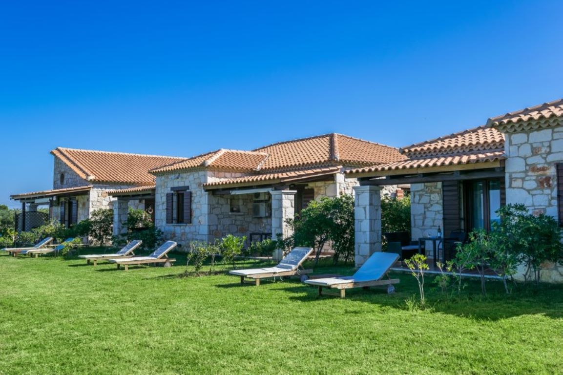 Kavos-Psarou-Villas-zakintos-dvorište.jpg