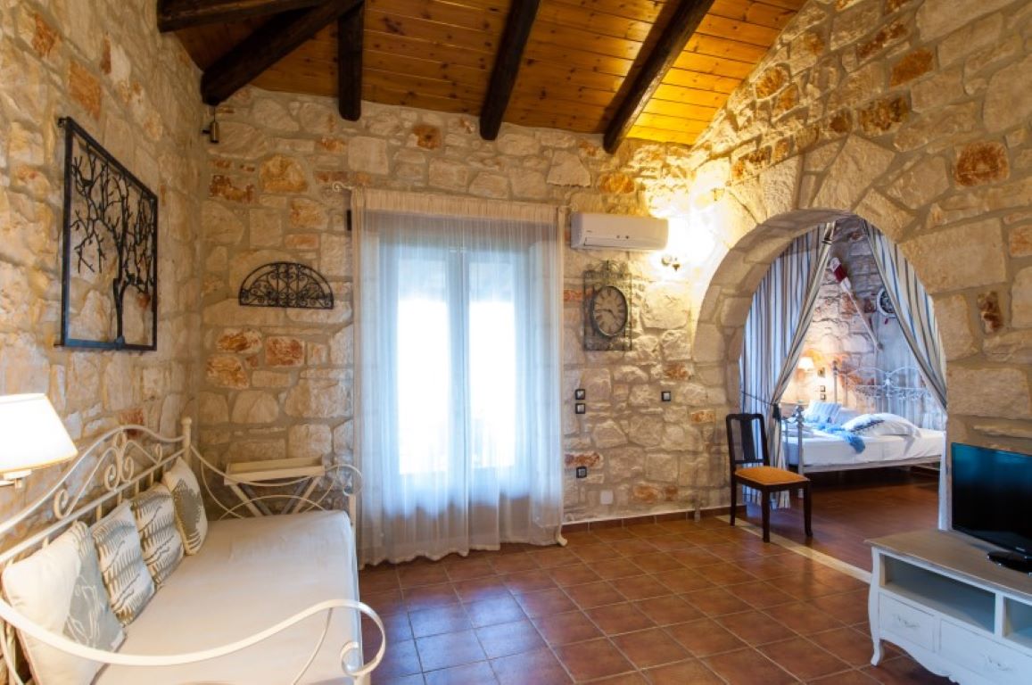 Kavos-Psarou-Villas-zakintos-tv-sofa.jpg