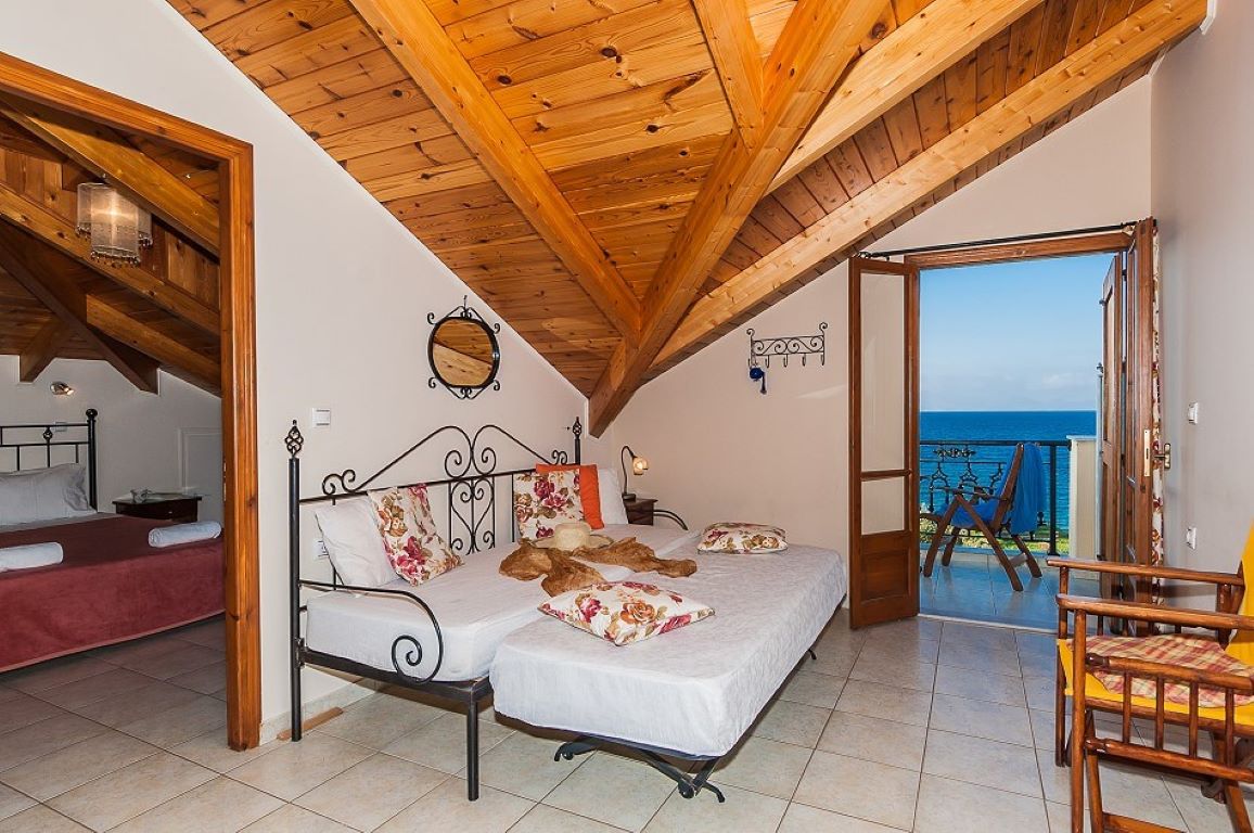 Kavos Psarou studios and apartments apartman spavaće sobe - Copy (2).jpg