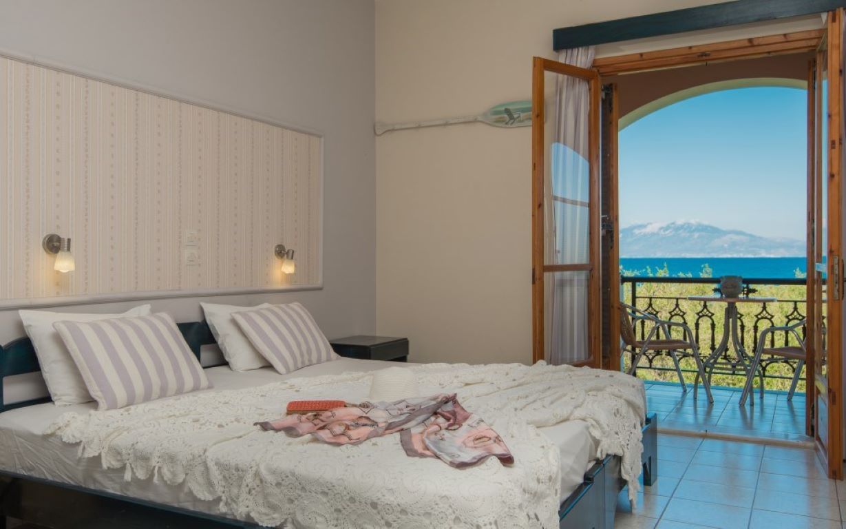 Kavos Psarou studios and apartments bračni krevet - Copy.jpg