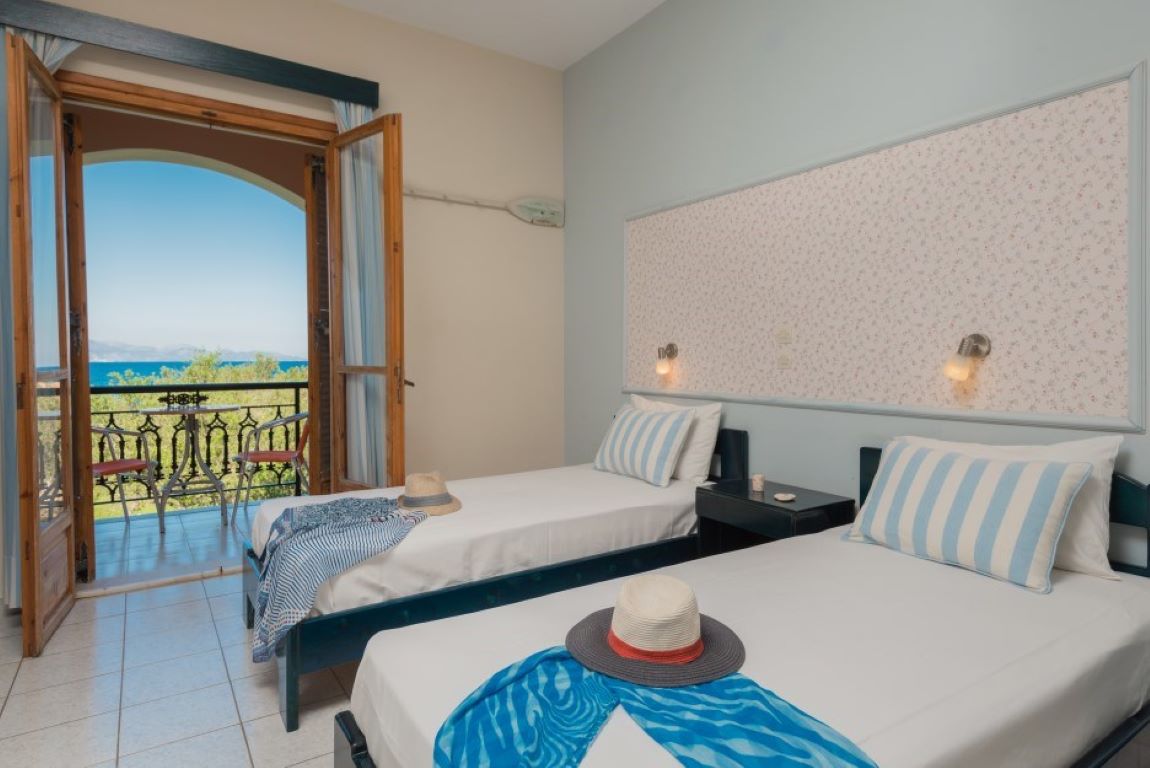 Kavos Psarou studios and apartments dva odvojena kreveta - Copy.jpg