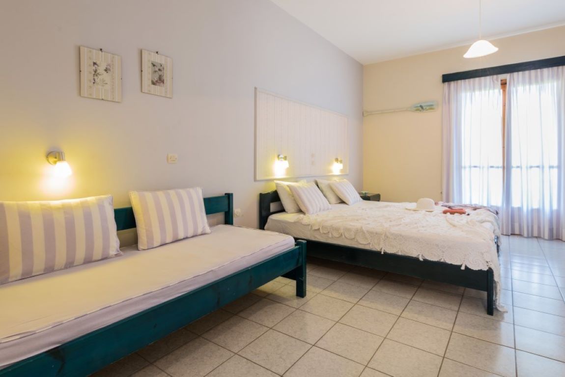 Kavos Psarou studios and apartments kauč.jpg