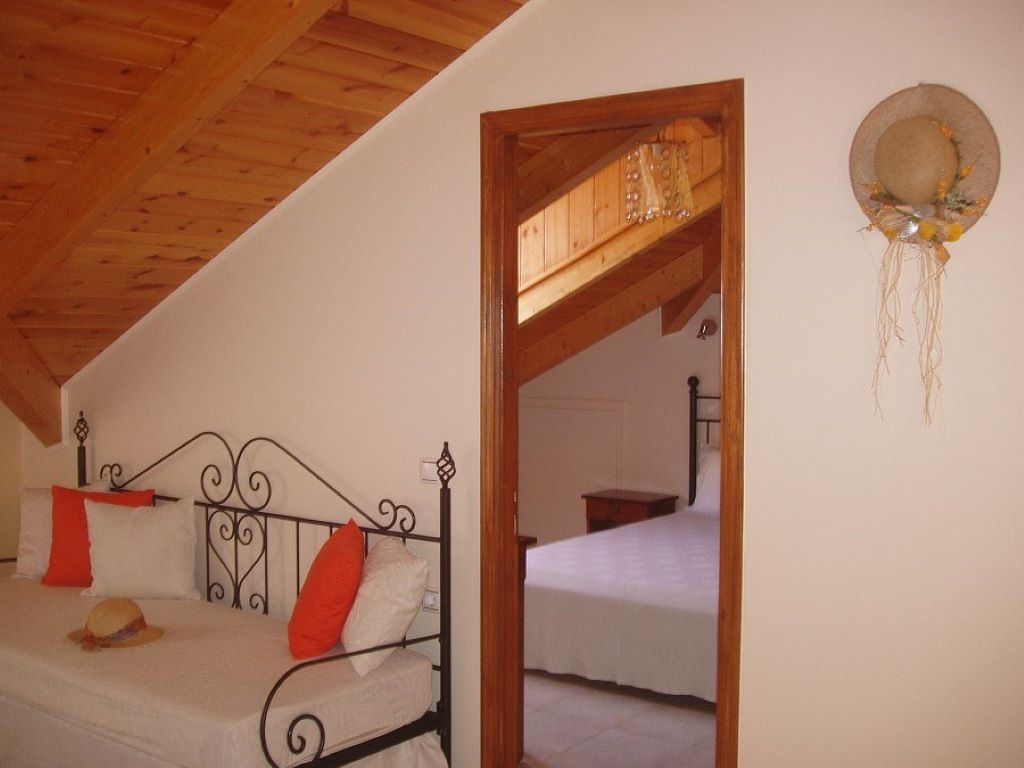 Kavos Psarou studios and apartments krevet-apartman.jpg