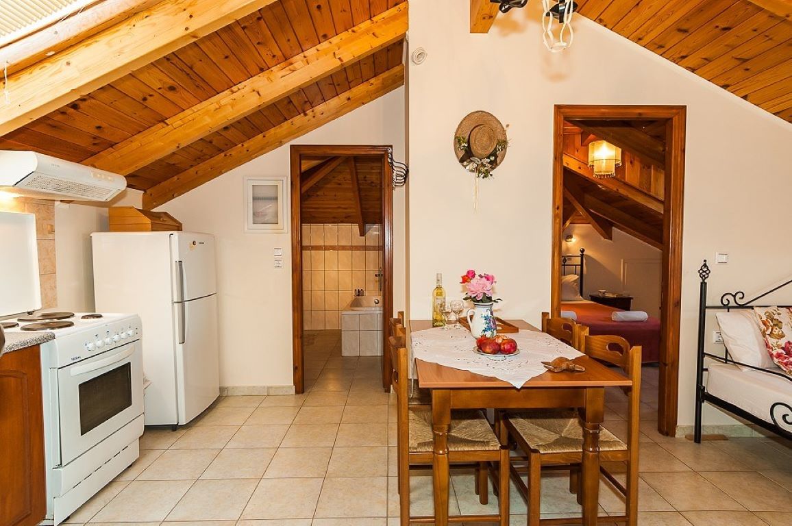 Kavos Psarou studios and apartments kuhinja i trpezarija.jpg