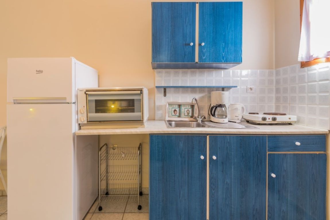 Kavos Psarou studios and apartments kuhinja.jpg