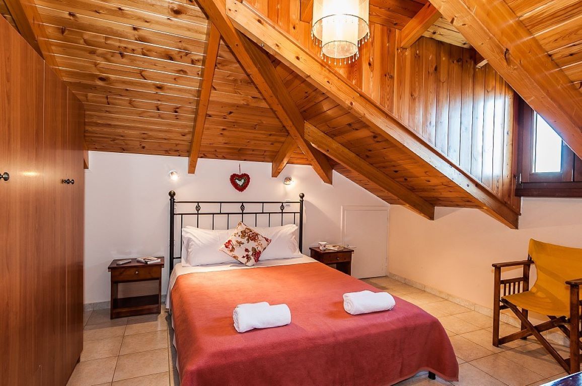 Kavos Psarou studios and apartments spavaća soba-apartman.jpg