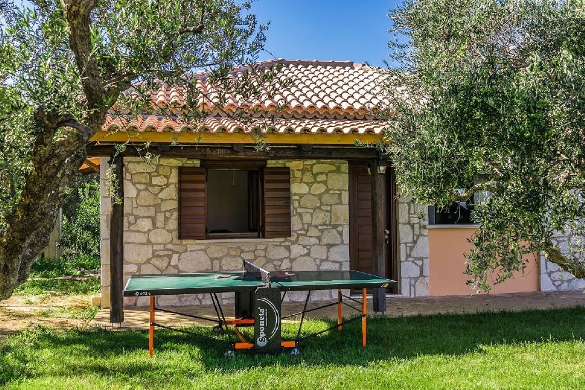 Kavos Psarou studios and apartments stoni tenis.jpg