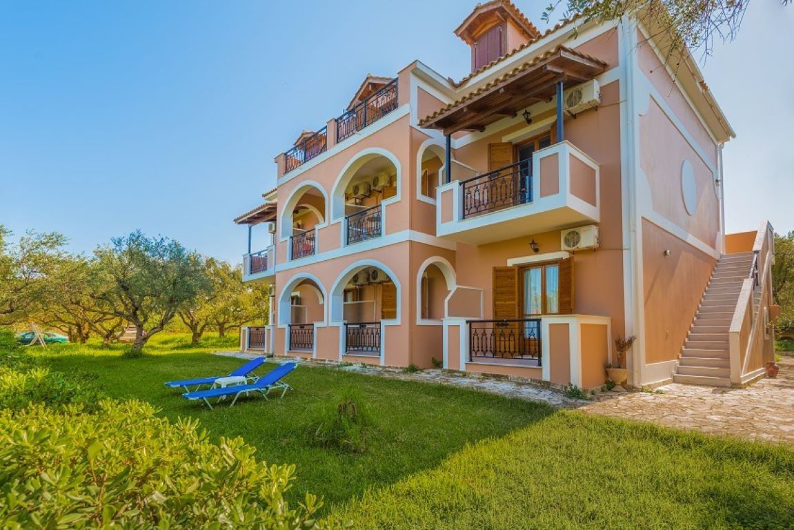 Kavos Psarou studios and apartments-zgrada.jpg