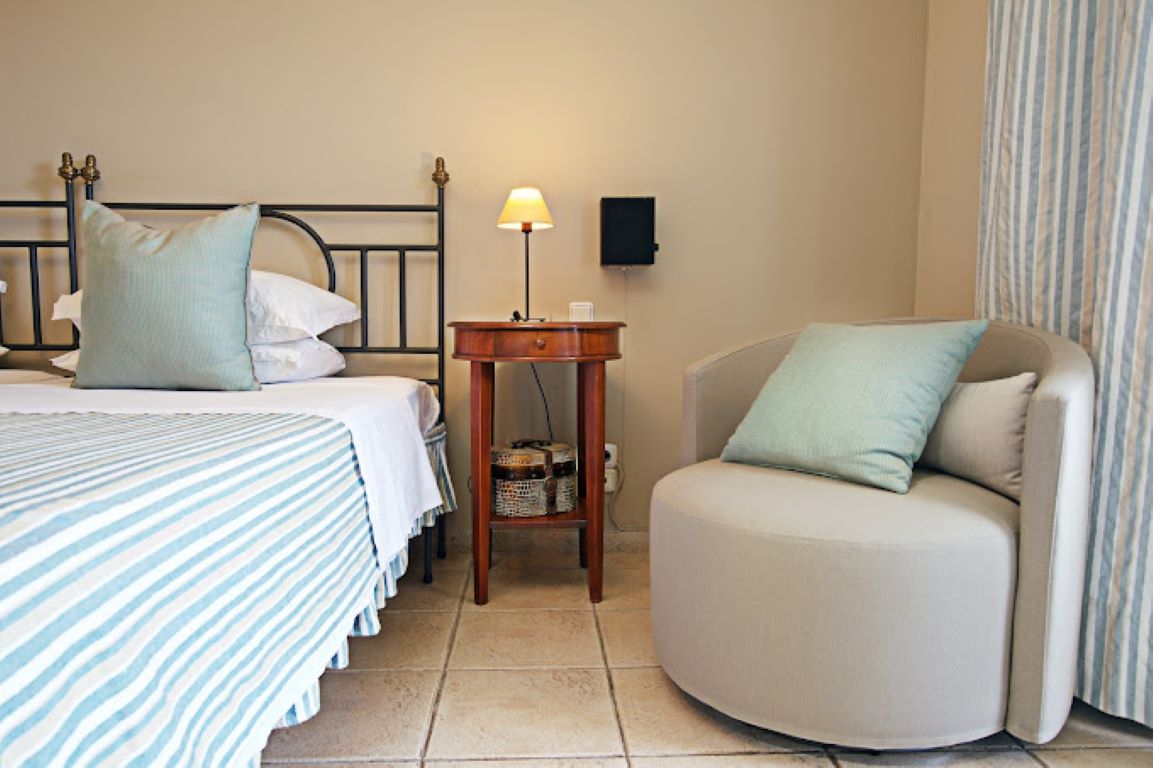 Agnantia Bed and Brekfast-soba sa foteljom.jpg