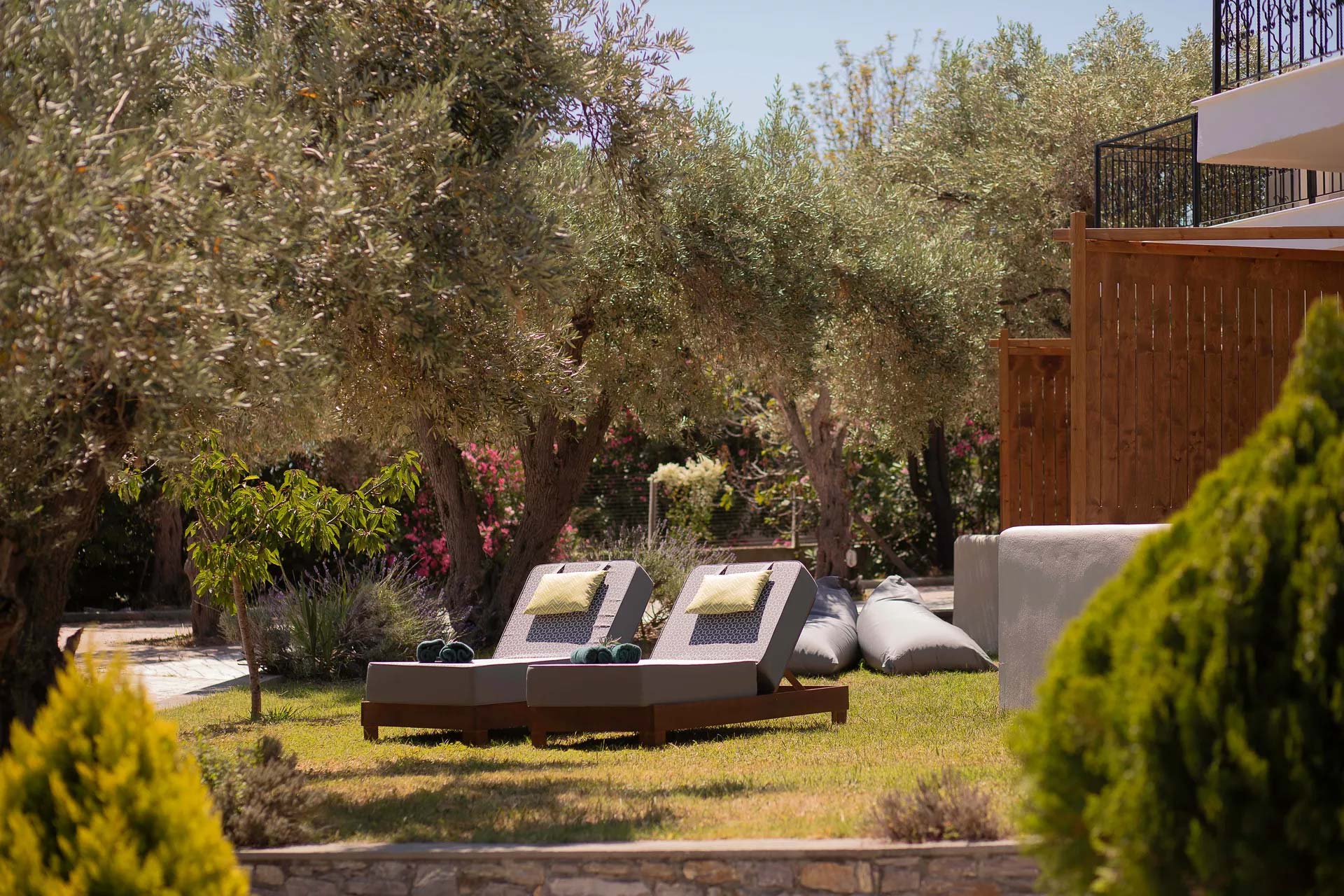 Skiathos-Avaton-Garden-ležaljke-bašta.jpg