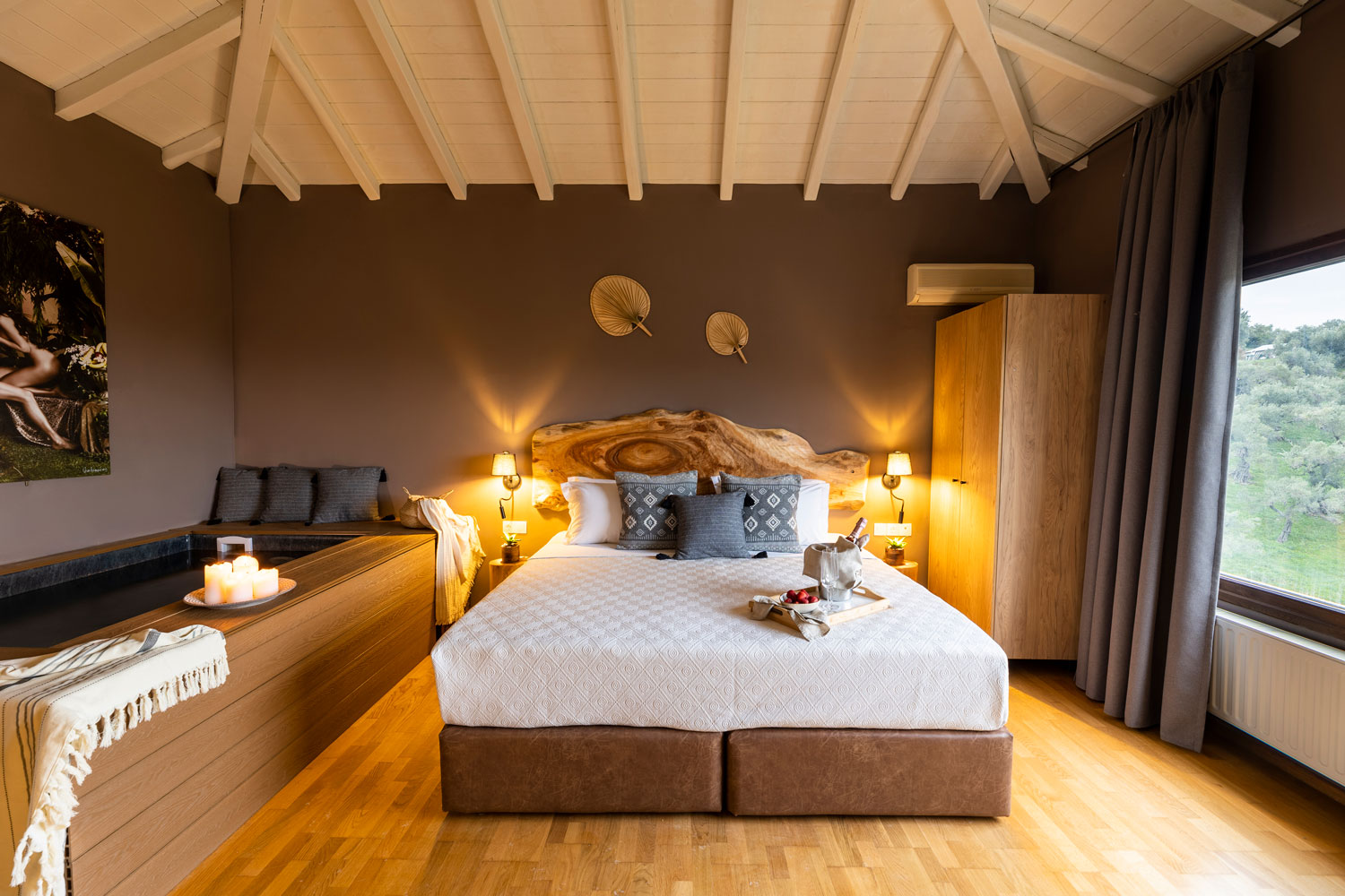 Avaton-Suites and Villas-glavna spavaća soba sa đakuzijem.jpg