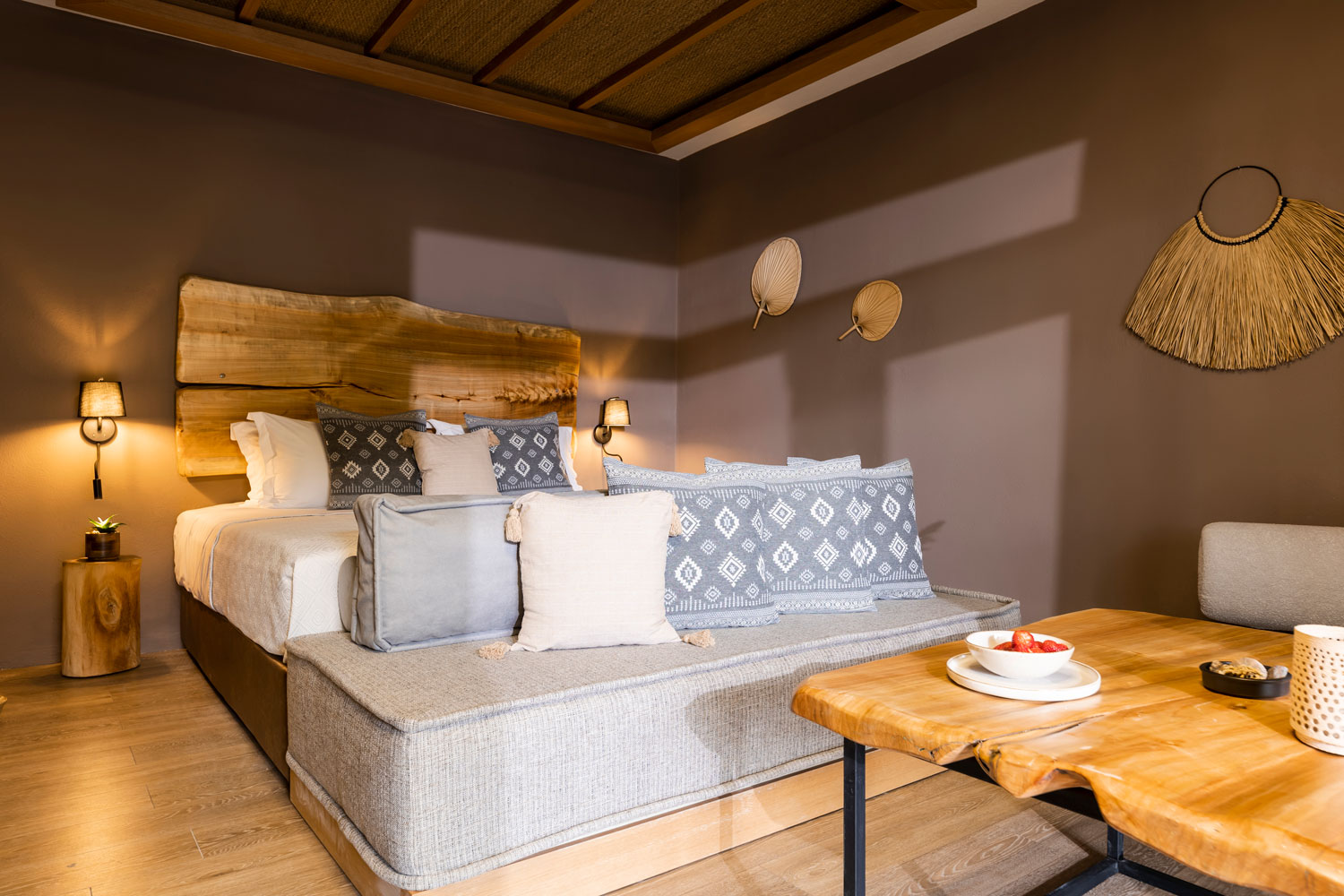 Avaton-Suites and Villas-krevet-drvo.jpg